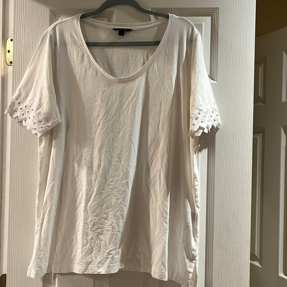 Lands End white t-shirt w/ embroidered detail on sleeve. Size 16W-18W.